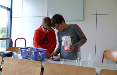 Unsere Forscherklasse beim experimentieren