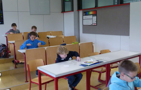 Unsere Forscherklasse beim experimentieren