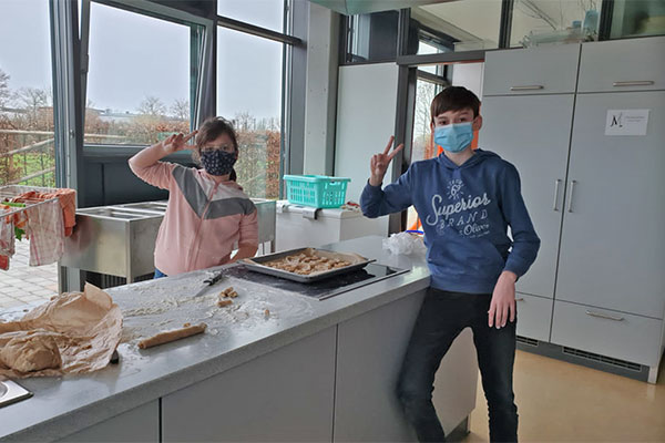 Schüler der OGTS der Oskar-von-Miller Realschule Rothenburg beim Plätzchenbacken in der Schulküche.
